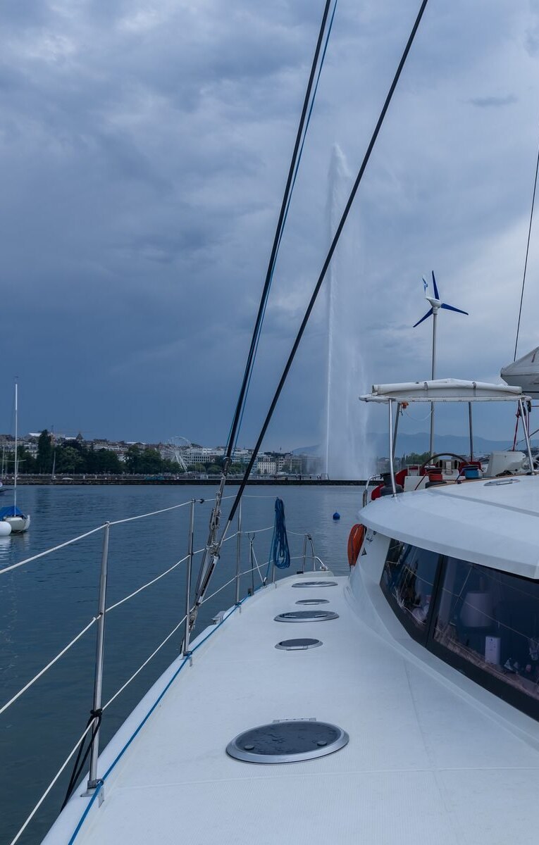 Pont d'un catamaran face au Jet d'Eau de Geneve