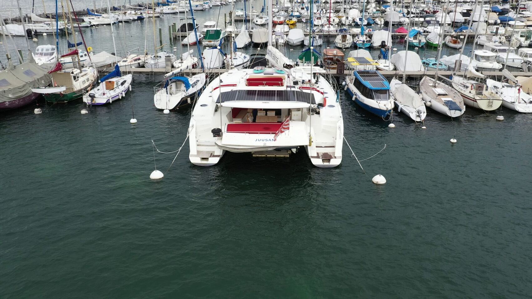 Catamaran a quai vu du ciel, port de Geneve
