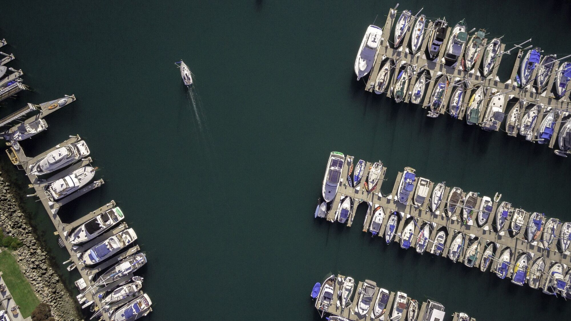 Vue aerienne d'une marina et de ses pontons